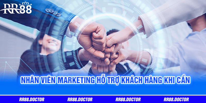 Nhân viên marketing hỗ trợ khách hàng khi cần